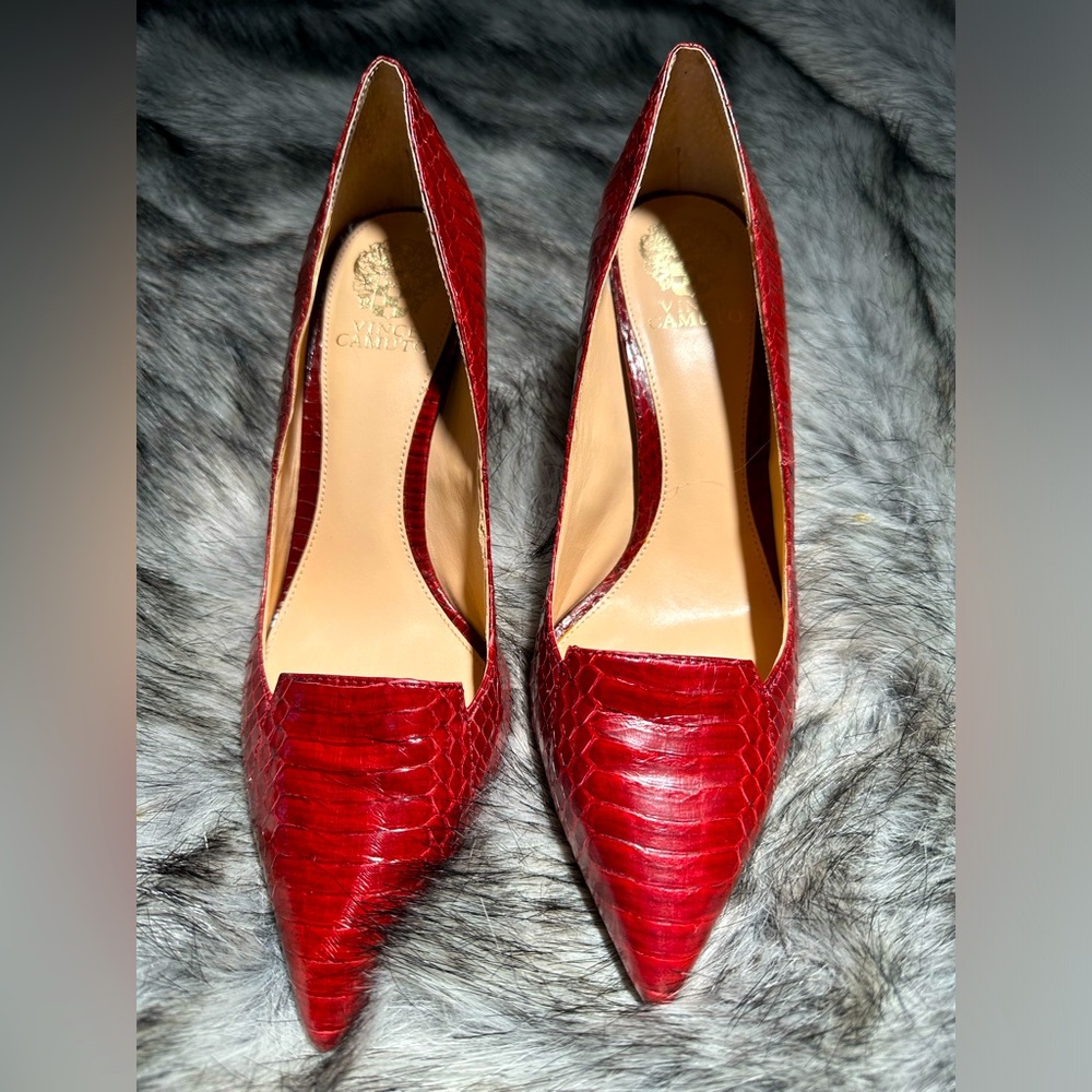 Vince Camuto snakeskin heels Size 10